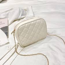 Bolso Blanco Pequeño con Cadena Dorada: Elegancia y Estilo Compacto