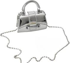 Bolso Color Plata: Elegancia y Estilo en Cada Detalle